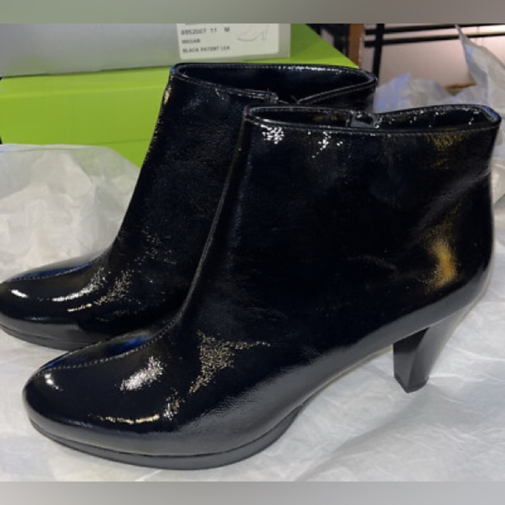 NWOT La Canadienne Black Patent Leather Megan Booties, Size 8